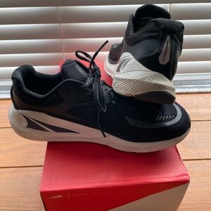 Altra Paradigm 6 Black and White Athletic Running Shoes Mens Size 11.5